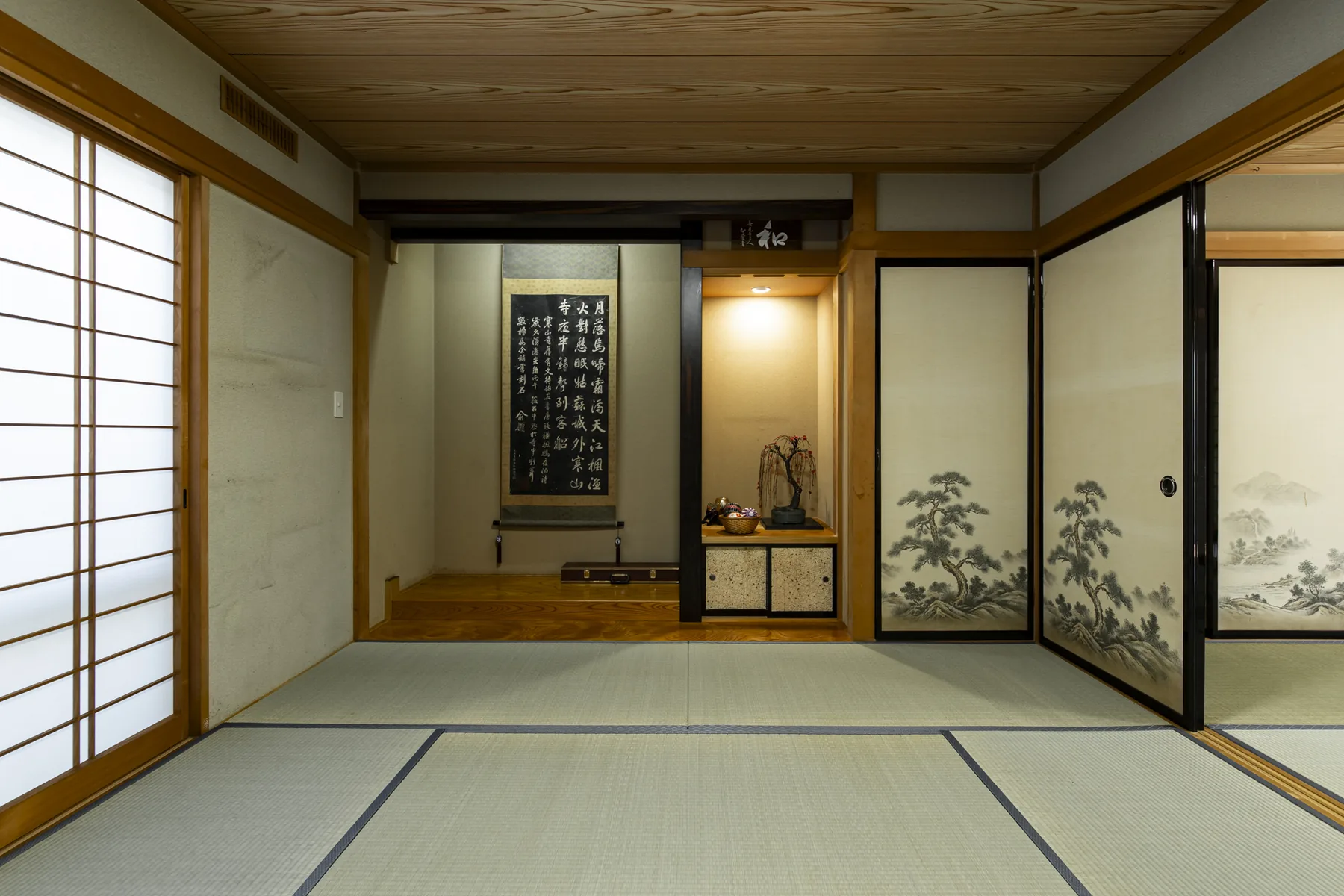 床の間と襖がある布団3組対応の和室